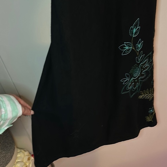 REITMANS | Linen Black Floral Embroidered Dress with Smocking - Picture 5 of 16